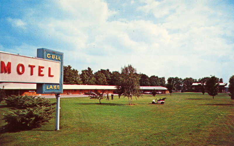 Gull Lake Inn (Gull Lake Motel) - Postcard (newer photo)